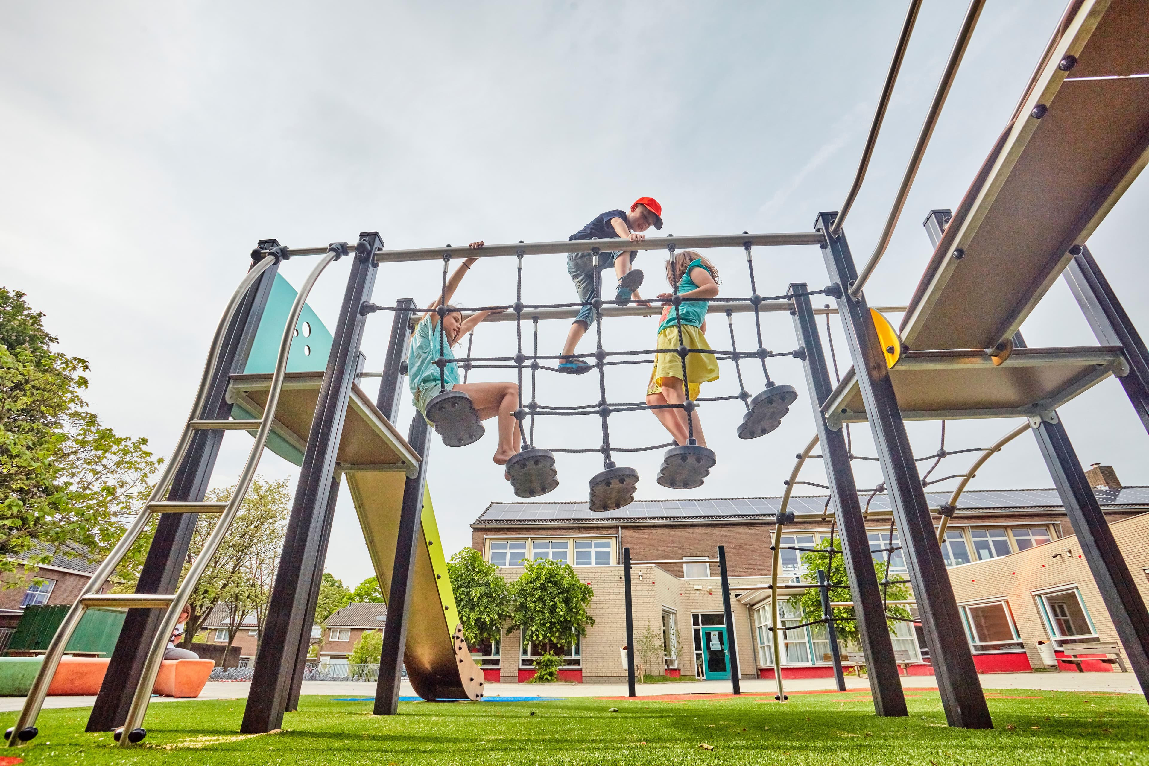 Kinderen spelend op schoolplein