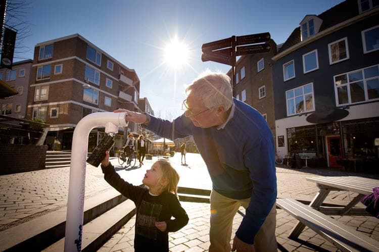 Opa met kleinkind bij waterpaal