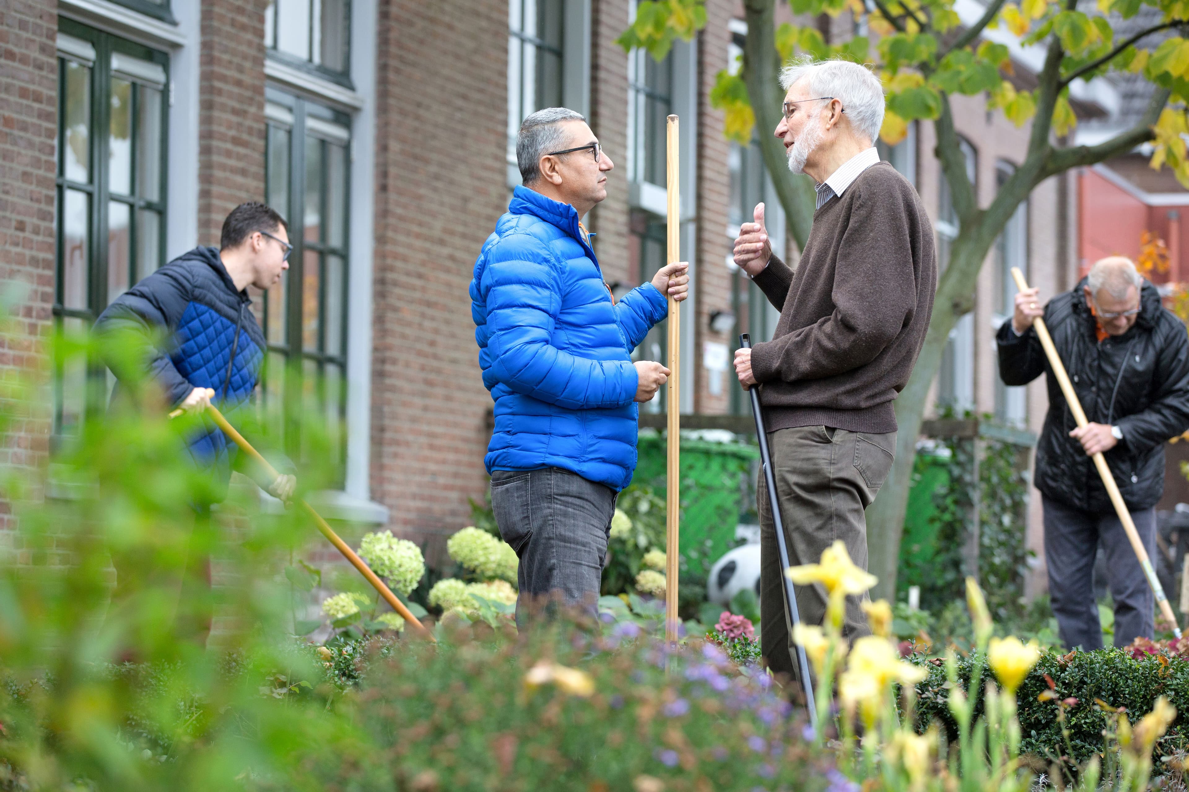 2 mannen praten met elkaar 