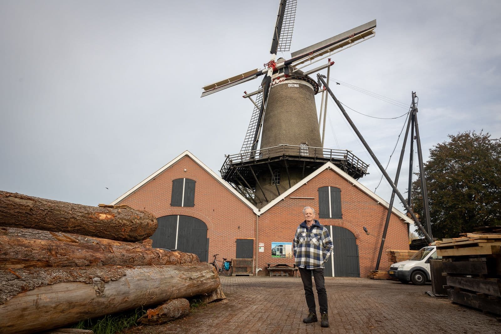 Eigenaar Walter voor de windmolen Agneta